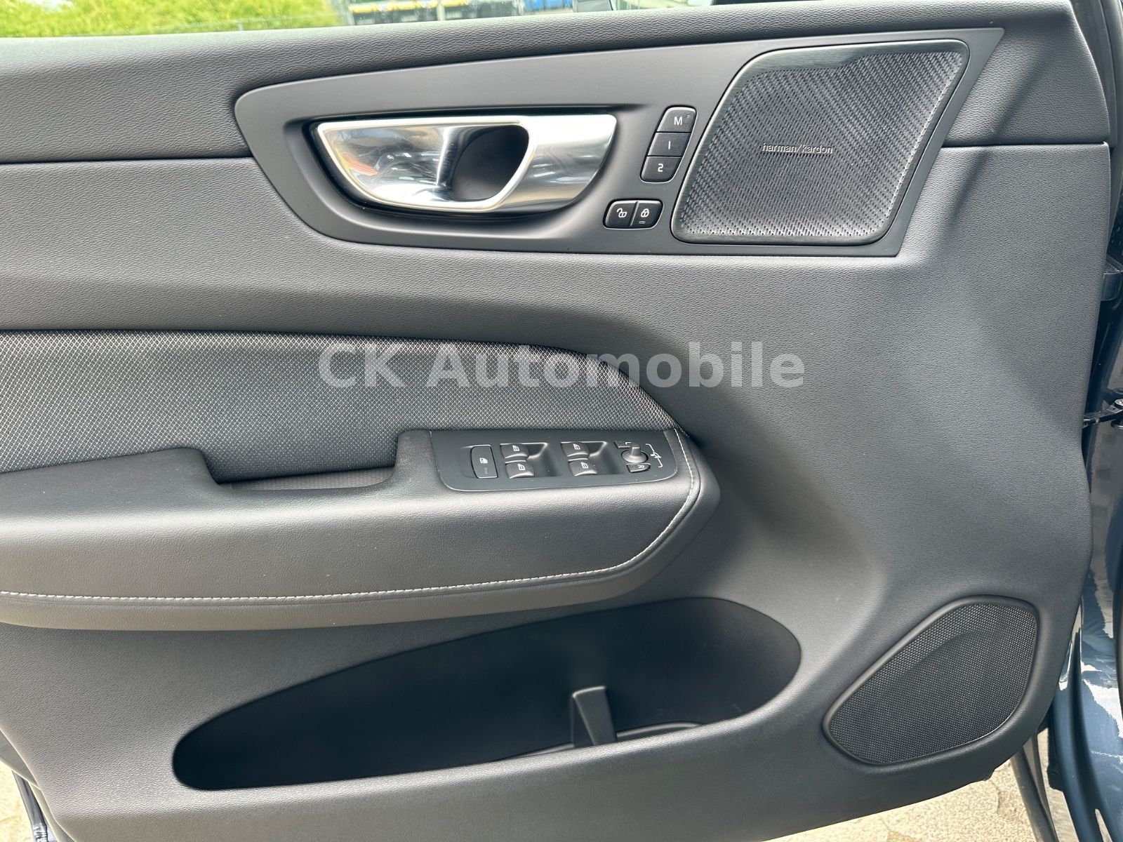 Fahrzeugabbildung Volvo XC60 B4 R Design 2WD/Navi/Pano/Kamera/LED