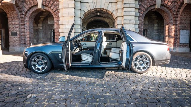 Fahrzeugabbildung Rolls-Royce Ghost/Rear Seat/Gardinen/Panorama