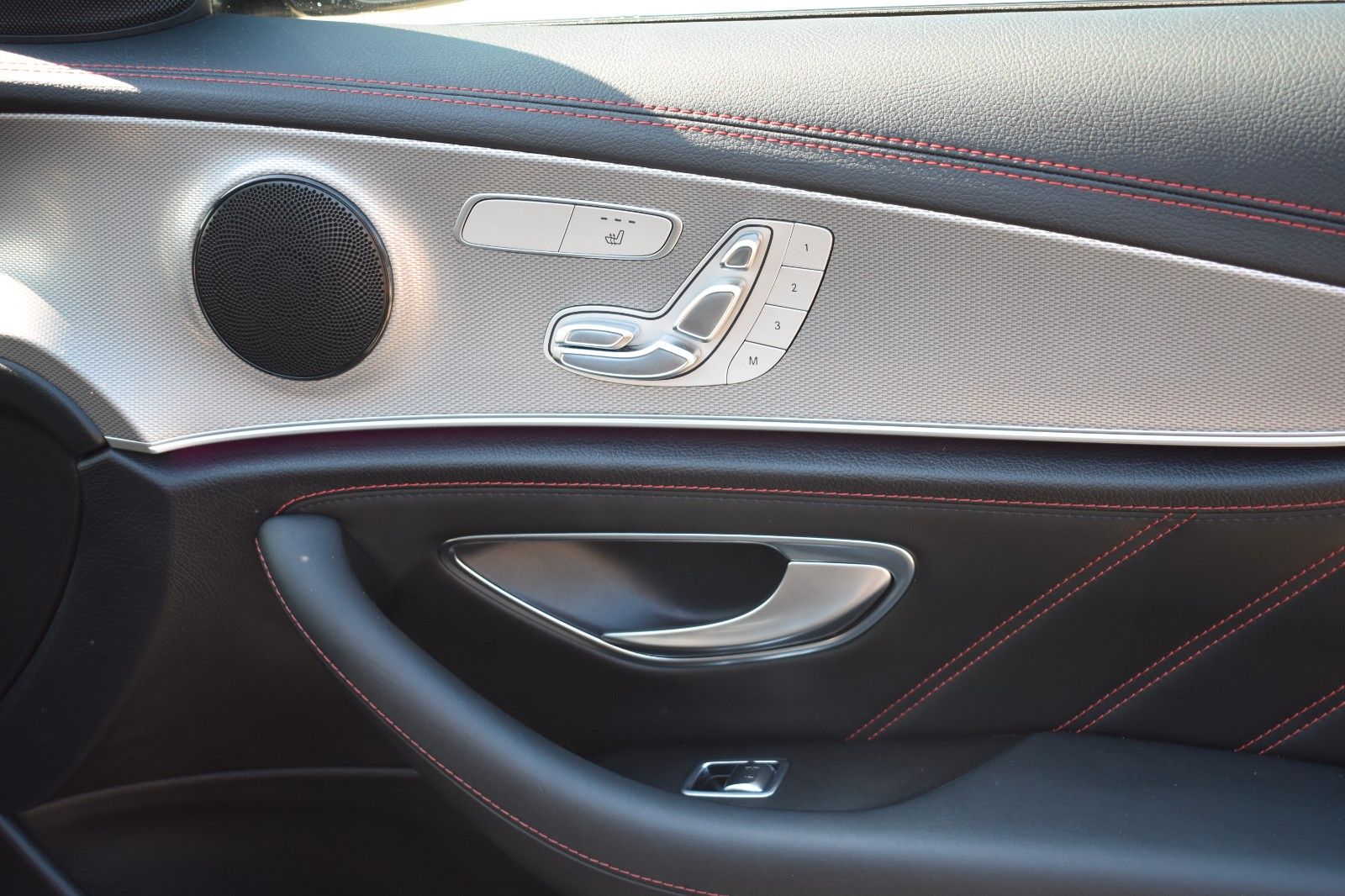 Fahrzeugabbildung Mercedes-Benz E 43 AMG Lim. 4Matic Nightp HUD Multibeam Panora