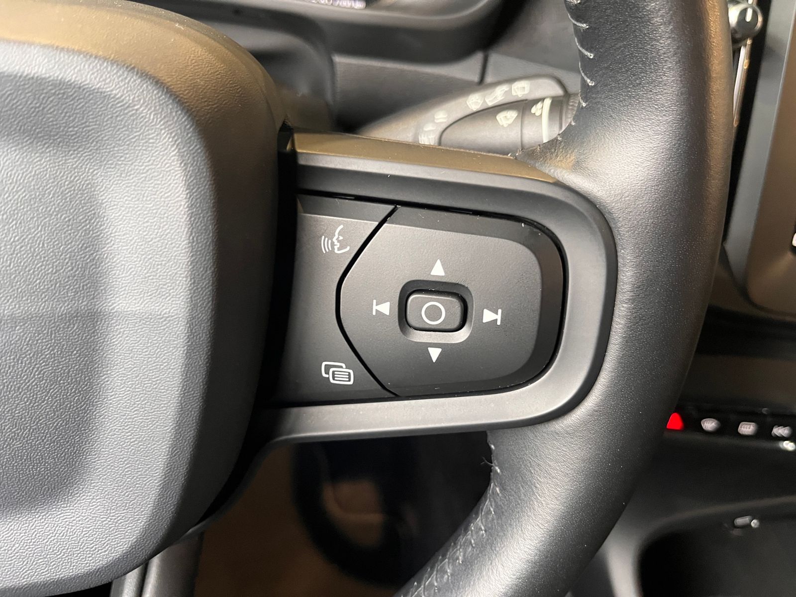 Fahrzeugabbildung Volvo XC40 AWD AHK LED NAVI ALU