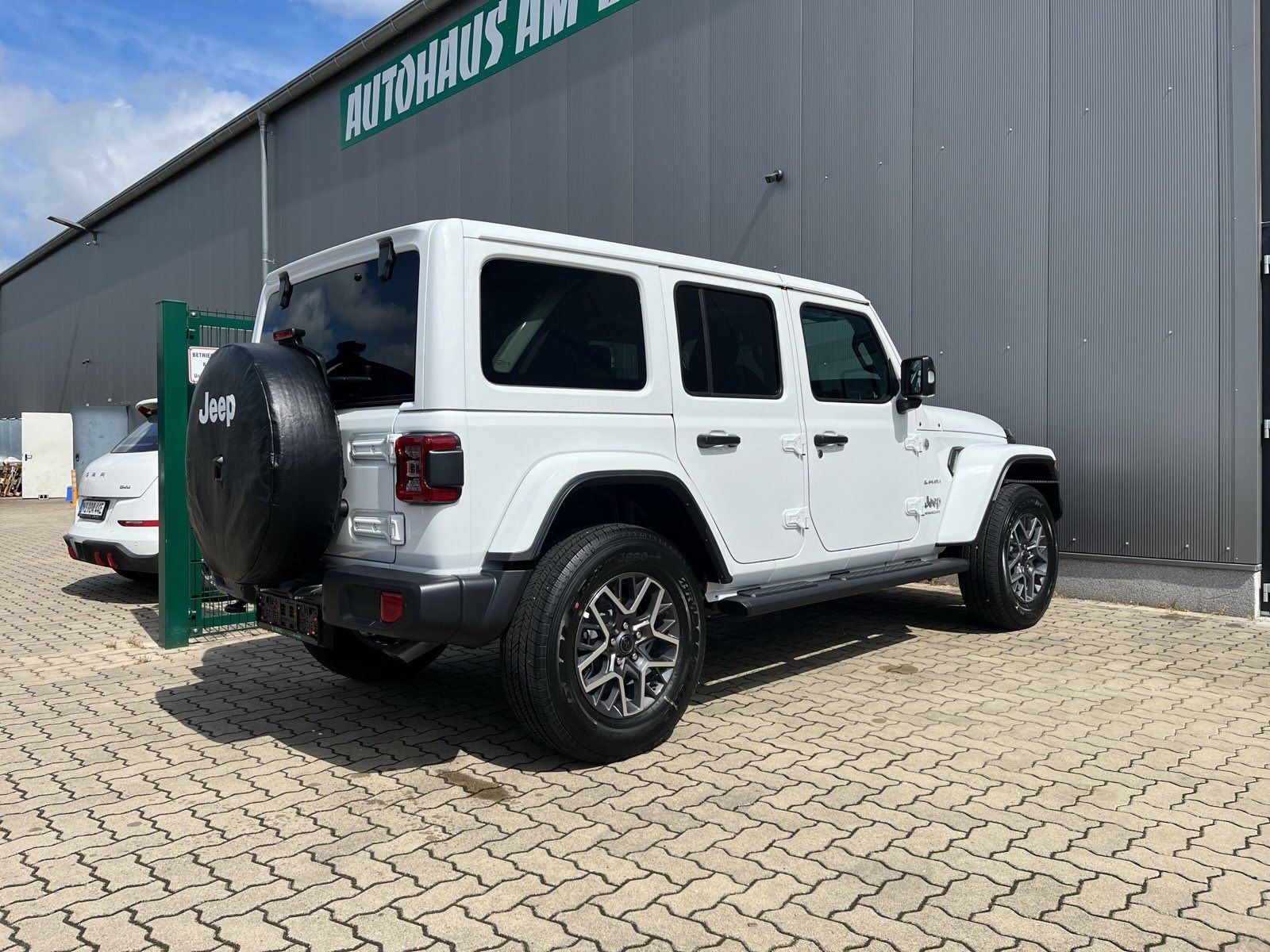 Fahrzeugabbildung Jeep Wrangler Sahara 2.0l T-GDI 200 kW (272 PS) 4x4 A