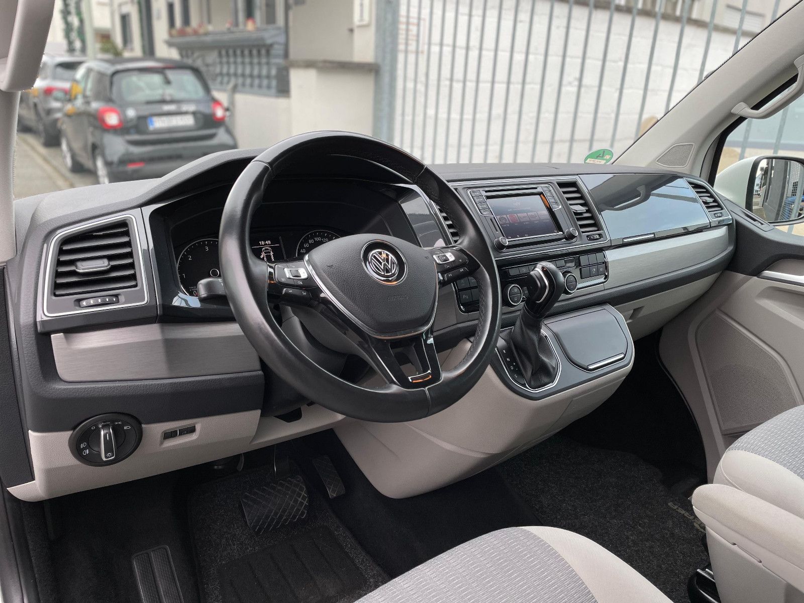 Fahrzeugabbildung Volkswagen T6 Caravelle Comfortline lang 9Sitze Automatik