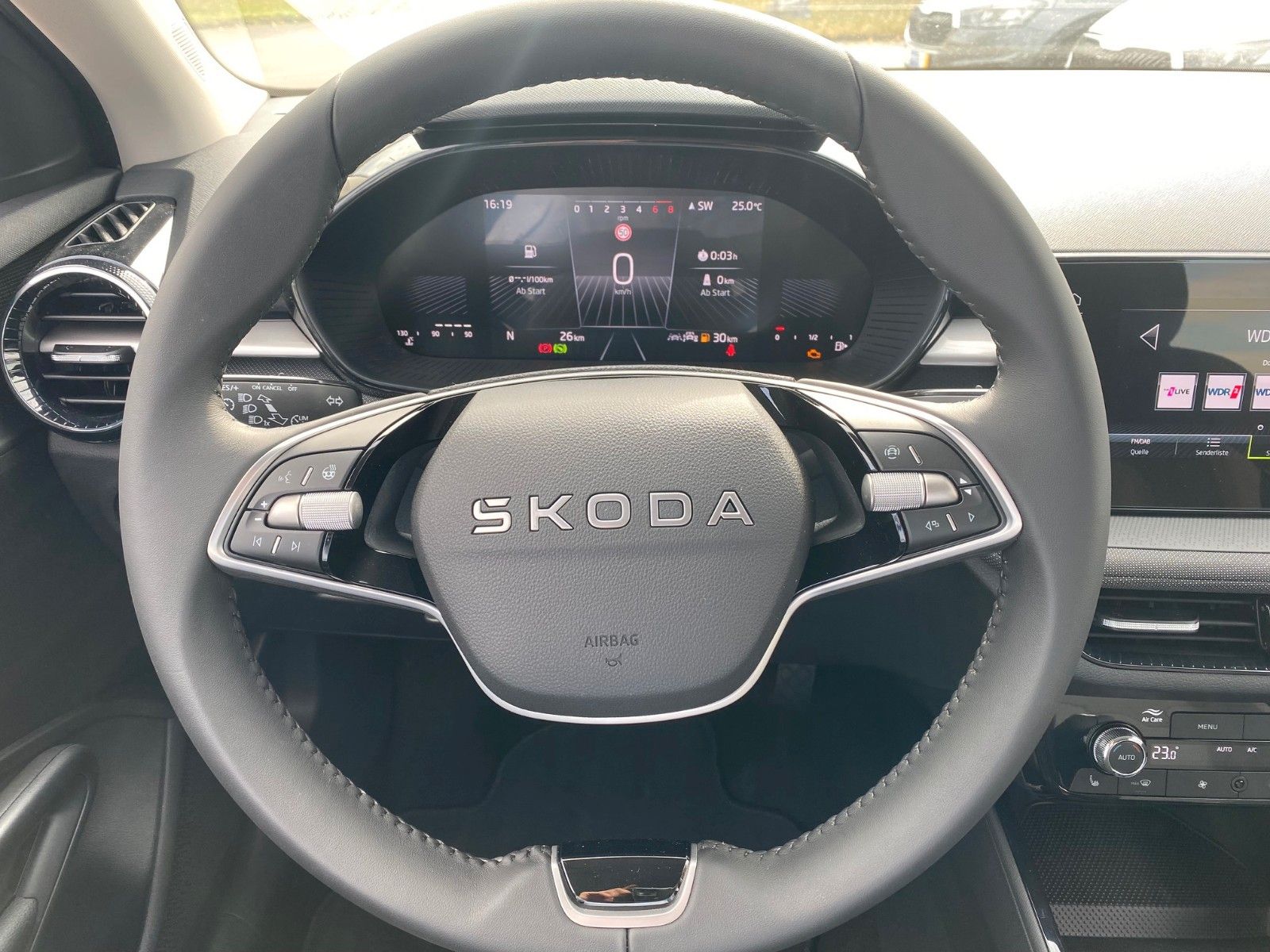 Fahrzeugabbildung SKODA Fabia 1.0 TSI DSG+BEHEIZ. LENKRAD+KAMERA+SMARTLI