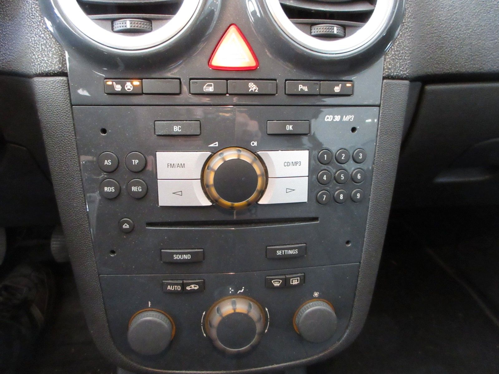 Fahrzeugabbildung Opel Corsa D Innovation 1.4 OPC/SHZ/LHZ/17"ALUPDC