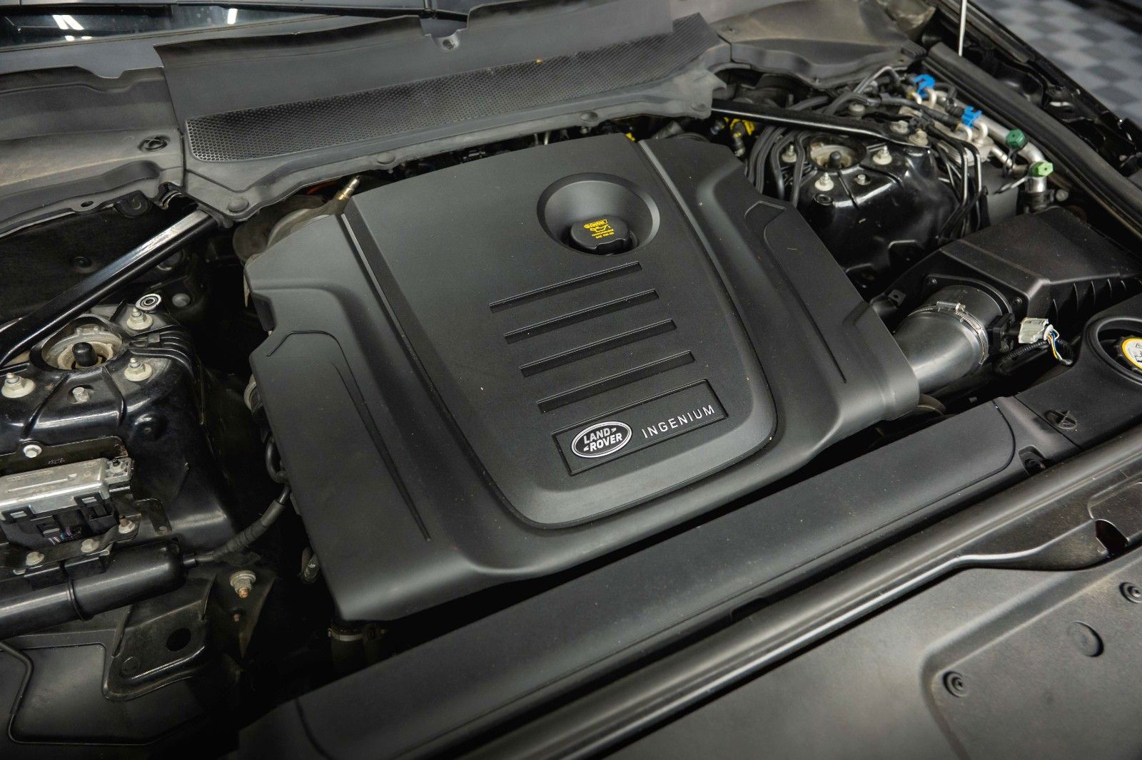 Fahrzeugabbildung Land Rover Discovery 5 2.0 TD SD4 HSE BLACK 4x4 *AHK*LED*