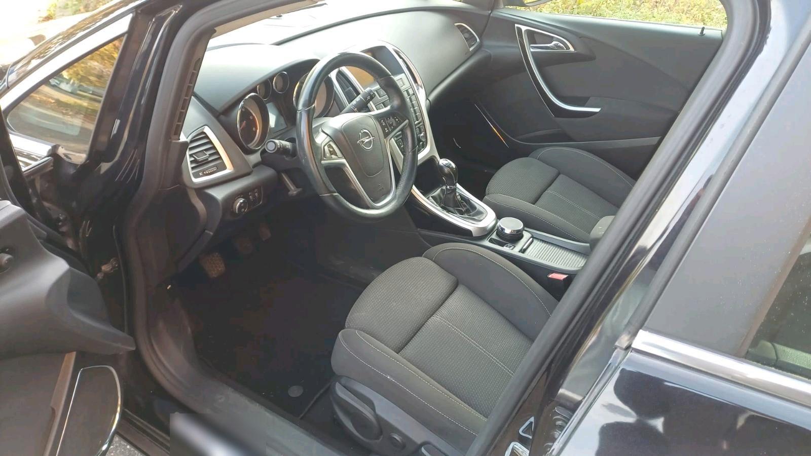 Opel Astra 2011 — photo 7