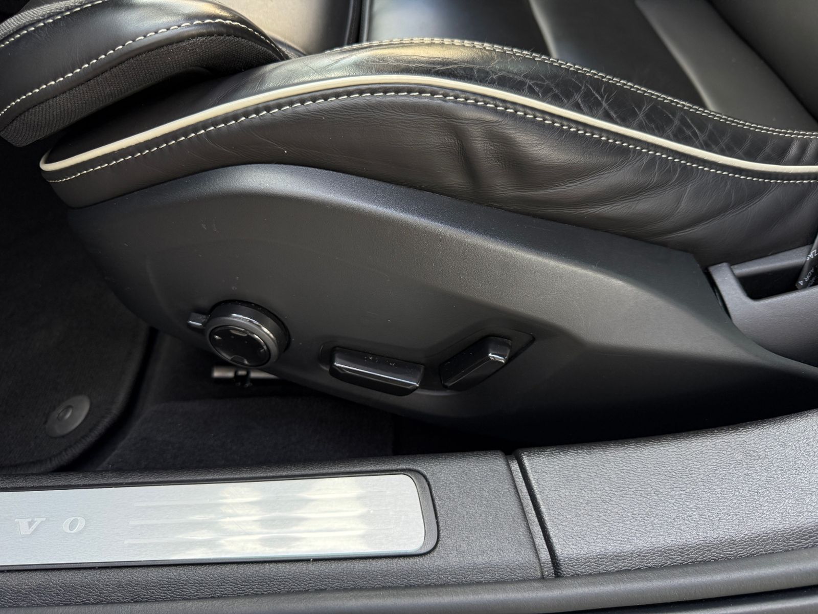Fahrzeugabbildung Volvo S60 B5 Plus Dark AWD LED ALU