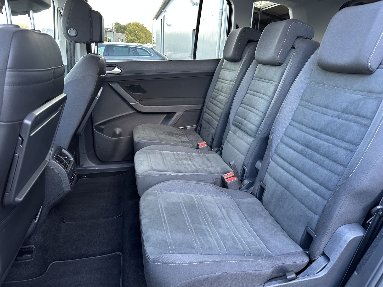 Fahrzeugabbildung Volkswagen Touran 2.0 TDI DSG Comfortline NAV+LED+AHK+KAM