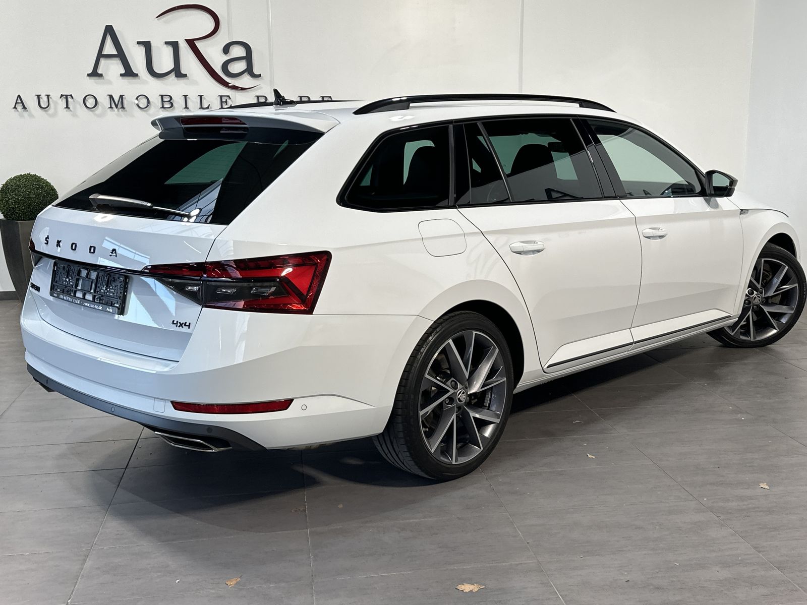 Fahrzeugabbildung SKODA Superb Combi Sportline 4x4 NAV+LED+AHK+360°+19ZO