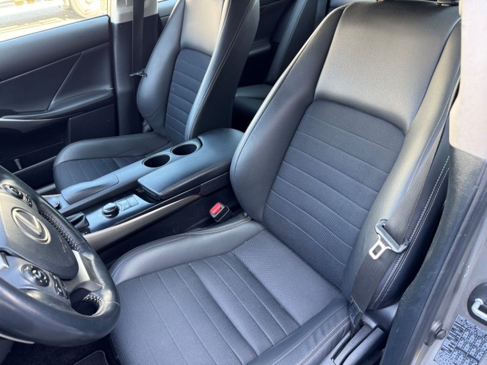 Fahrzeugabbildung Lexus IS 300h Vollhybrid Leder Kamera Winterreifen