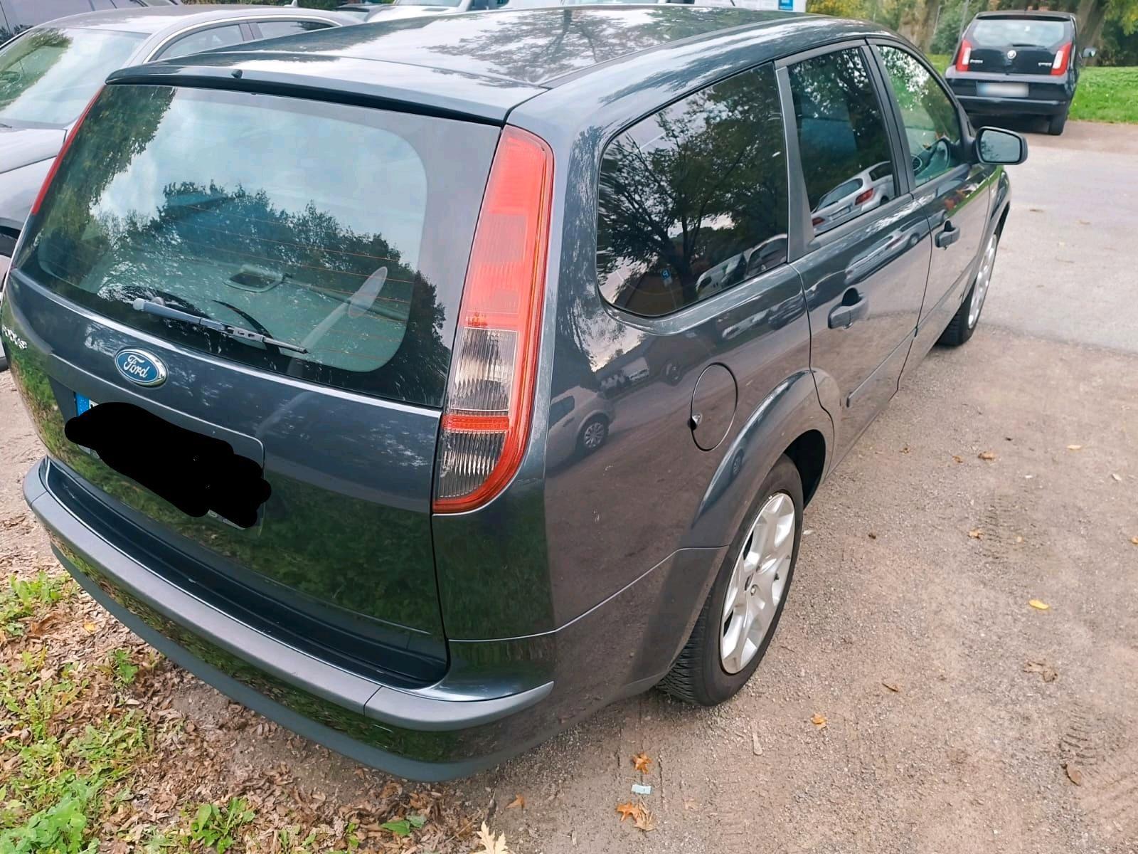 Ford Focus 2005 — вигляд ззаду