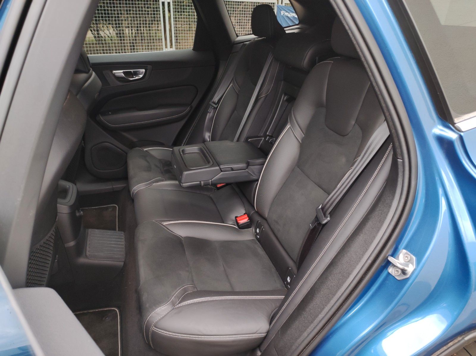 Volvo XC60 R Design PHEV AWD PANO Leder AHK LED Autom foto 10