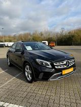 Mercedes-Benz GLA 180 Urban Pano SHD LED Navi PDC Park-Ass. - Mercedes-Benz GLA 180