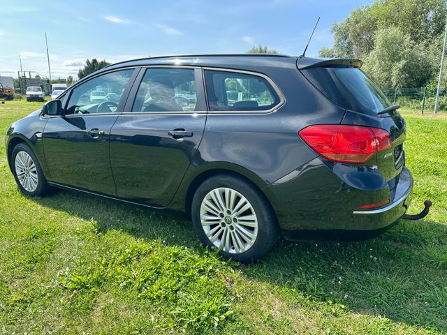 Opel Astra J Sports Tourer Active — Bild 2