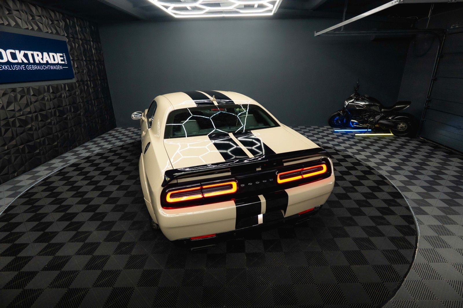 Fahrzeugabbildung Dodge Challenger 6.4 V8 SRT 392 R/T SCAT PACK WIDEBODY