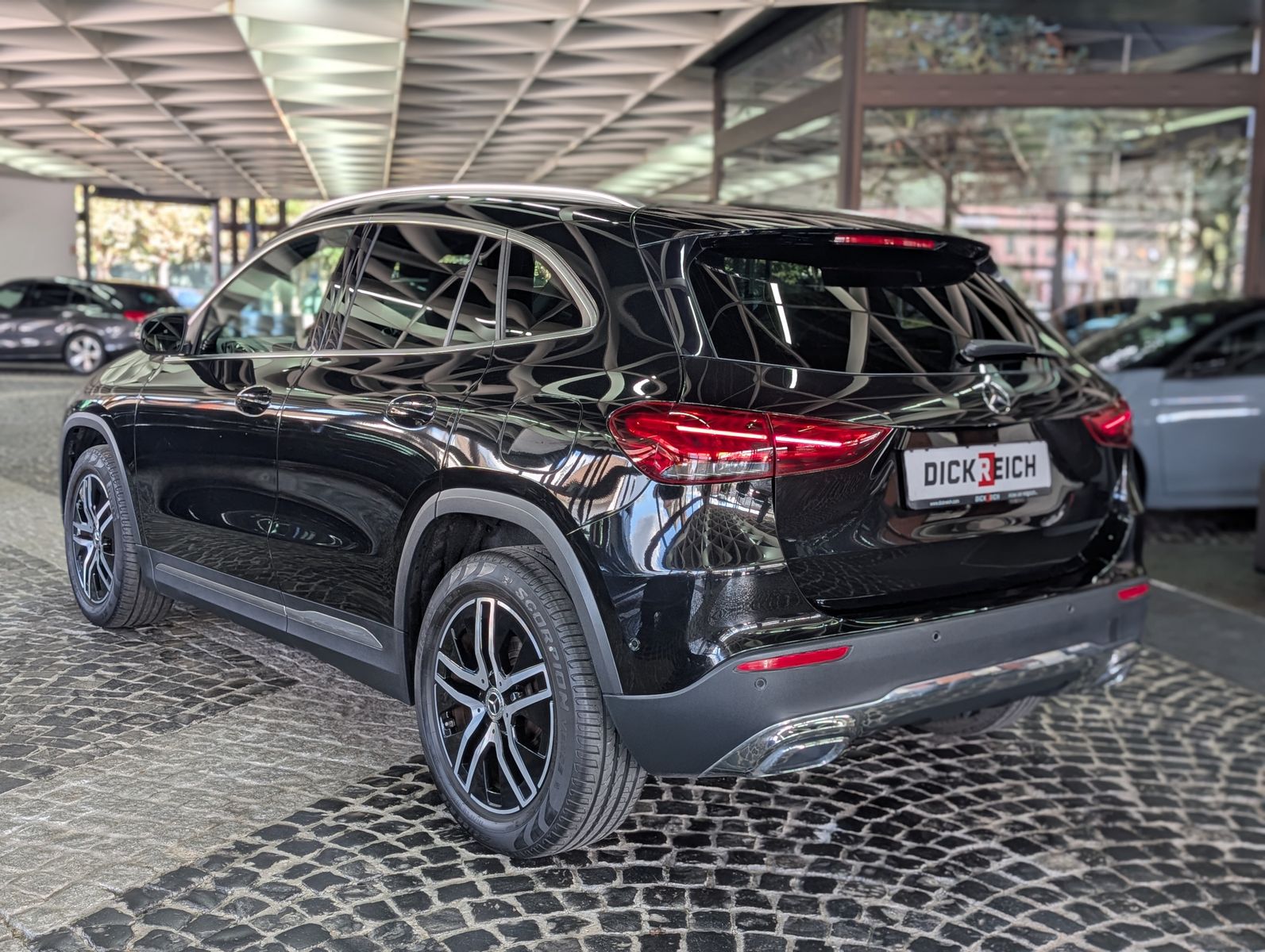 Fahrzeugabbildung Mercedes-Benz GLA 200 d LEDER AHK MBUX VIRT APP KAM SHZ ALU18"