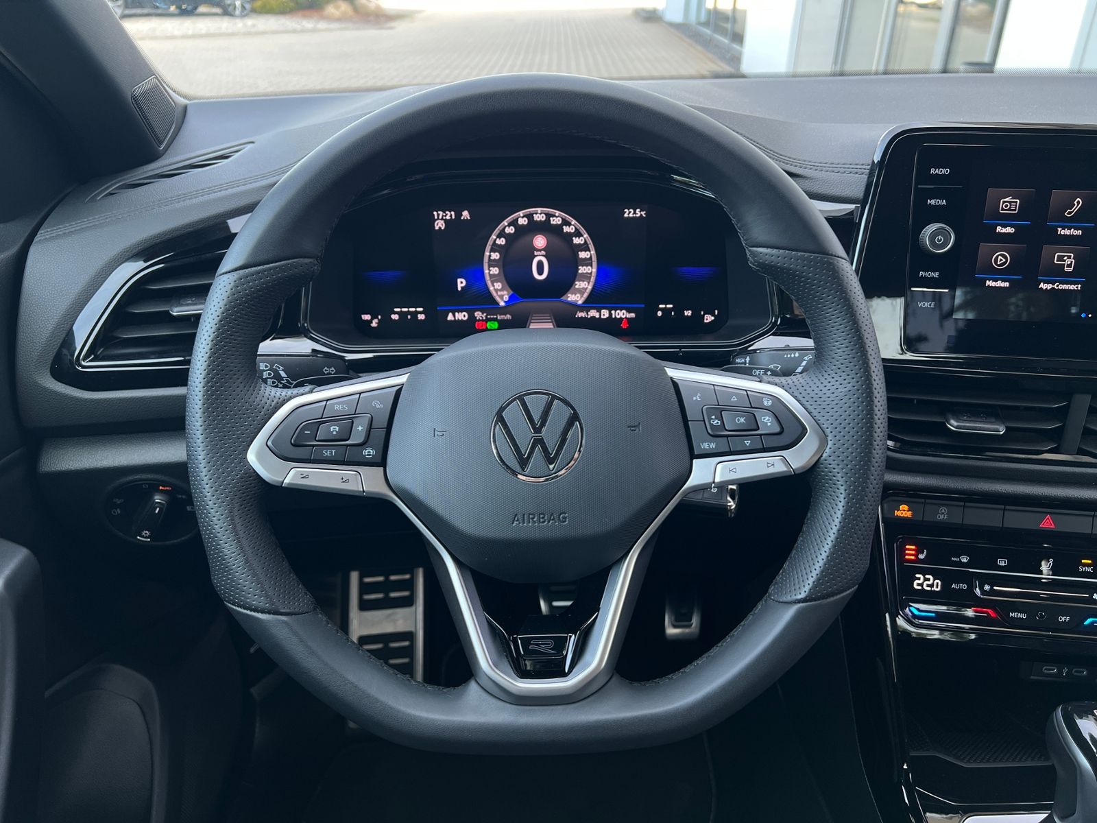 Fahrzeugabbildung Volkswagen T-Roc R-Line 1.5 TSI DSG *Black Style, AHK, LED,