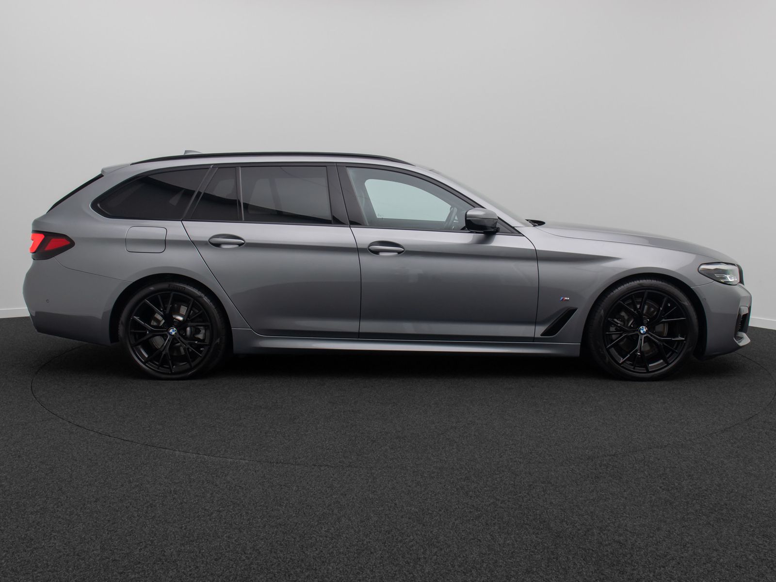 Fahrzeugabbildung BMW 520d xD M Sport HUD DAB Alarm H/K Kamera AHK 19"