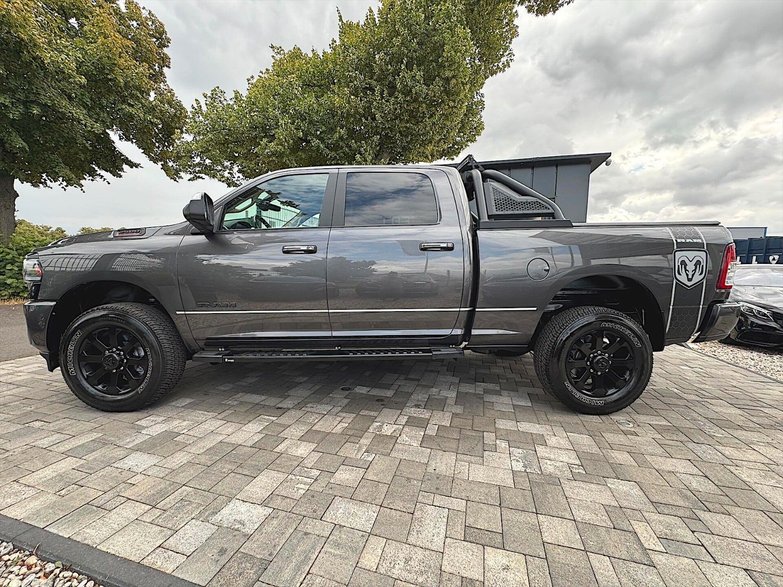 Fahrzeugabbildung Dodge RAM 2500 6.4 HEAVY DUTY OFFROAD CrewCab 4x4 LED
