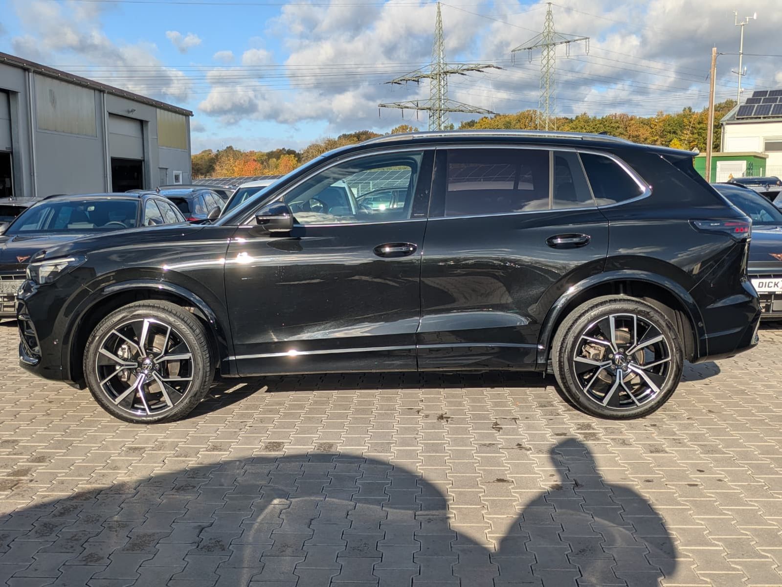Fahrzeugabbildung Volkswagen Tiguan 2.0 TDI 4M R-Line PANO*H&K*AHK*MATRIX*20"