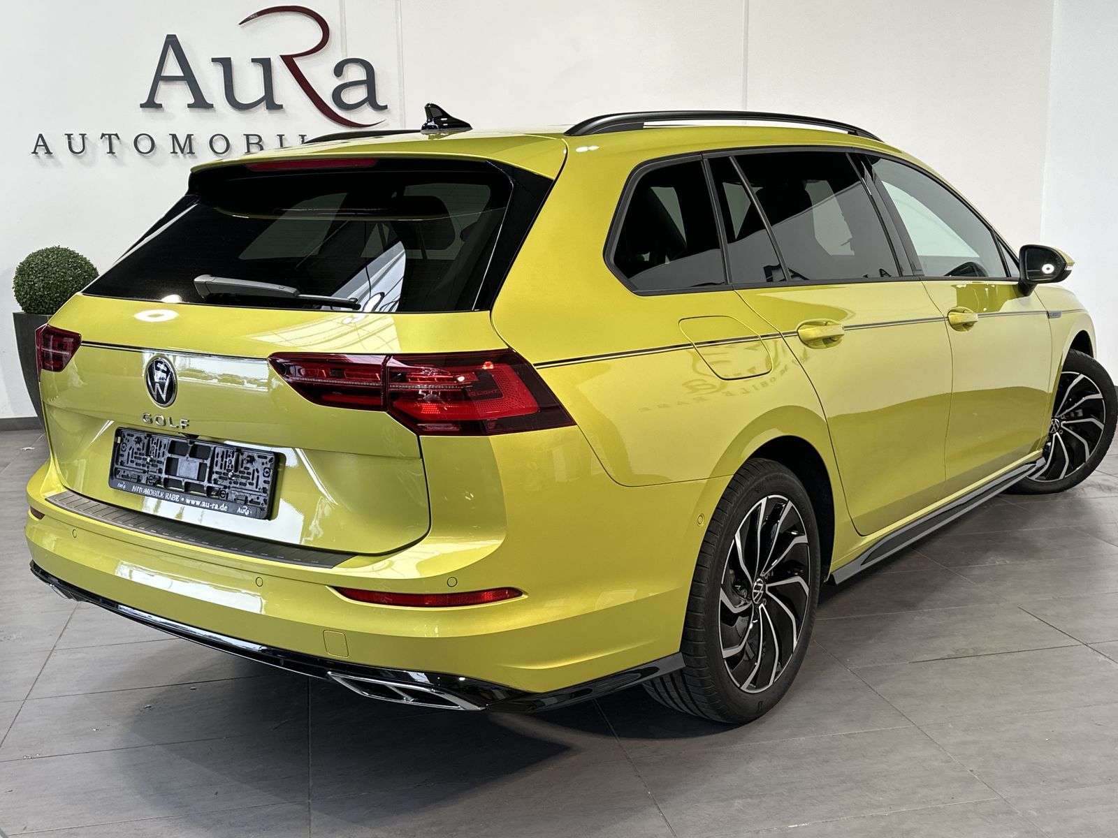 Fahrzeugabbildung Volkswagen Golf Variant 2.0 TSI DSG R-Line NAV+LED+AHK+PANO