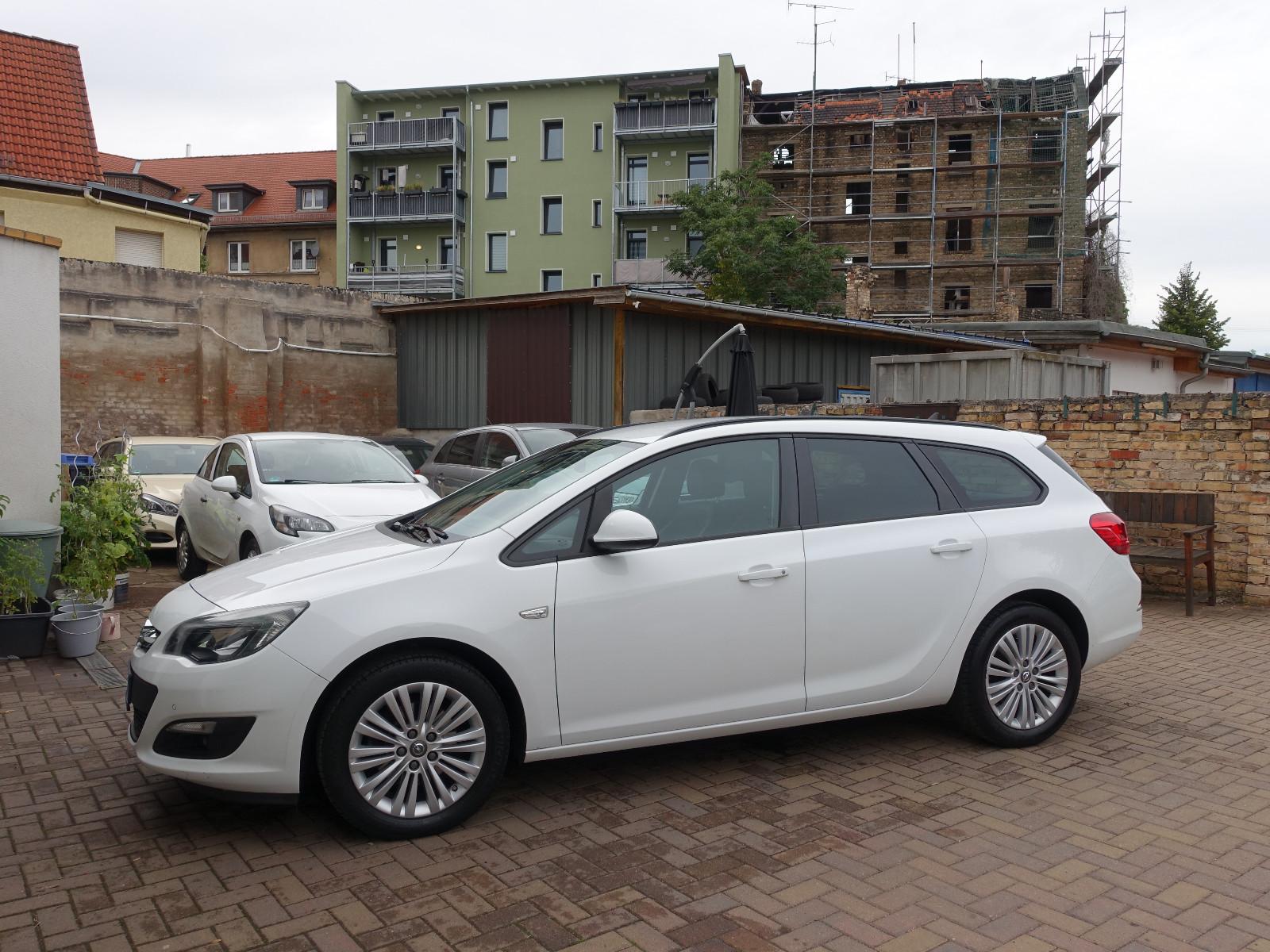 Opel Astra 2014 — rear view