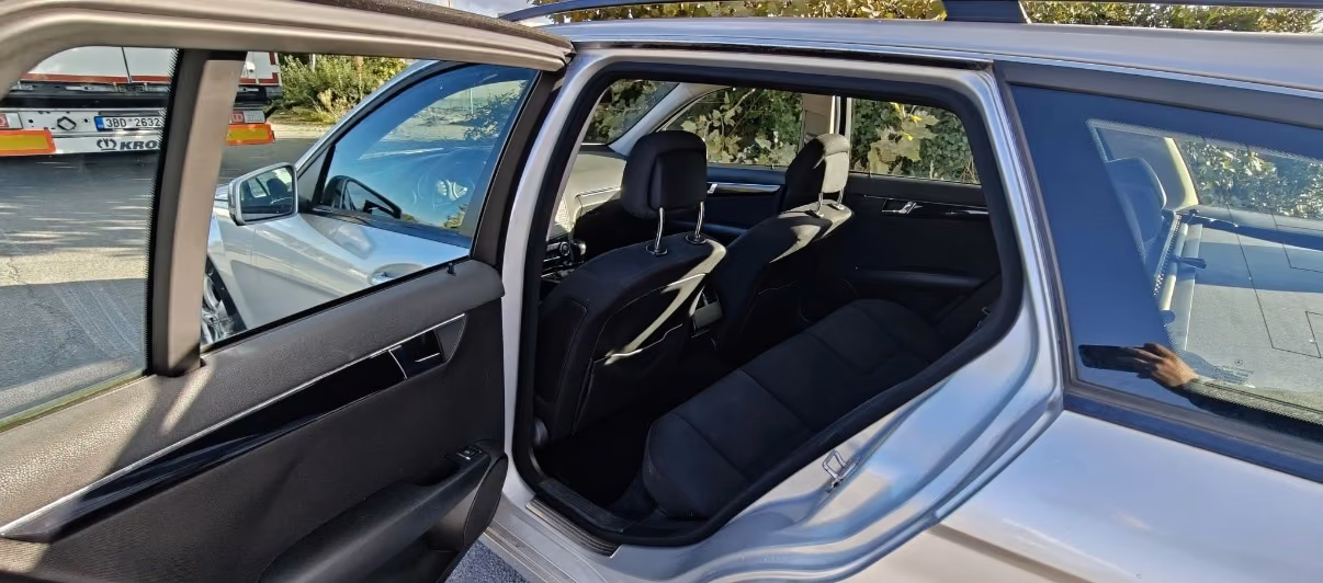 Mercedes-Benz C200 2009 — photo 7