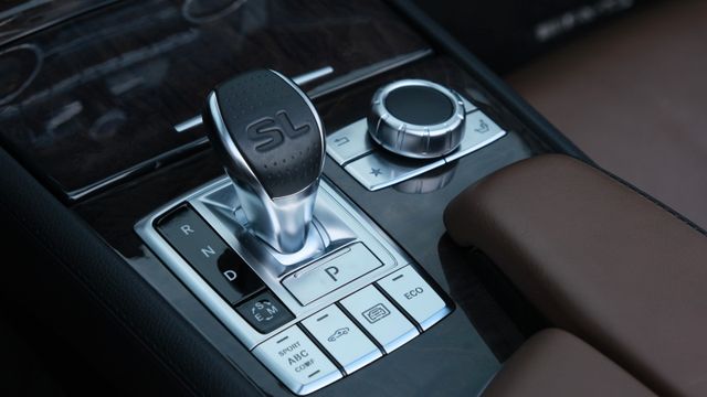 Fahrzeugabbildung Mercedes-Benz SL 500 AMG/Magno Grau/Glasdach/Distr./Airscarf