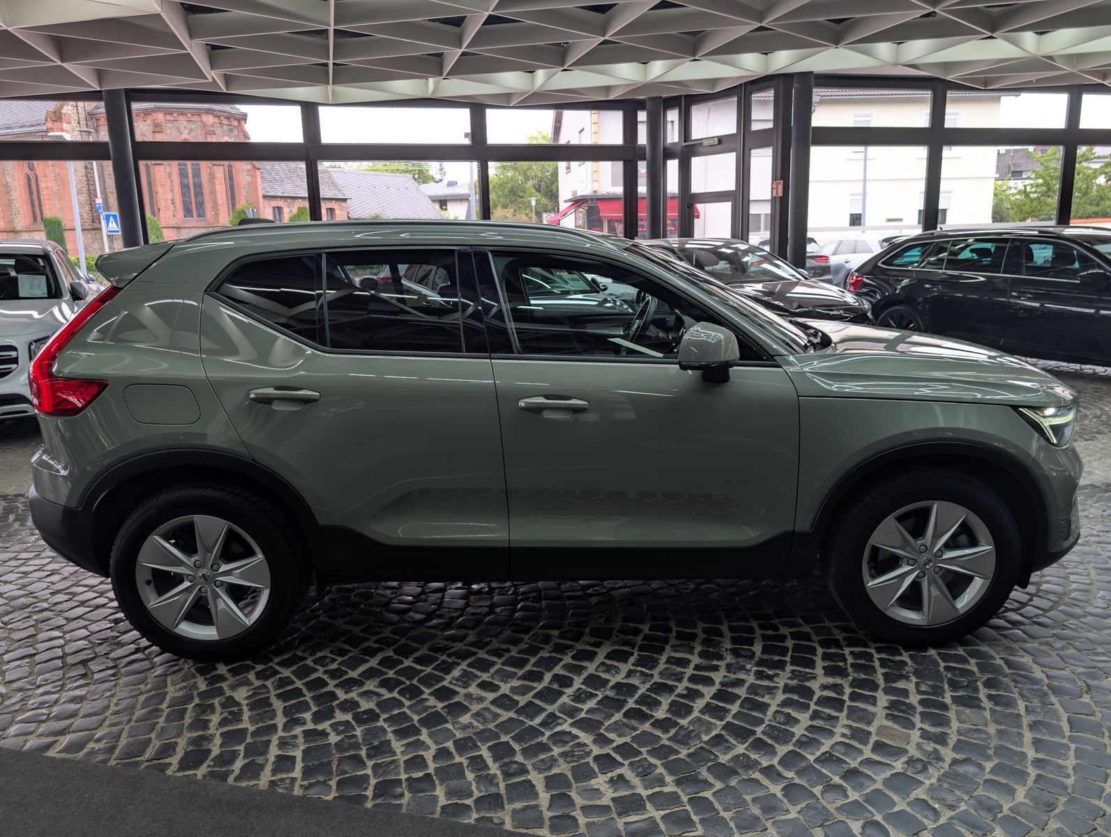 Fahrzeugabbildung Volvo XC40 B3 Core Winter-Pk. LED*VC*KEYLESS*SOUND*18"
