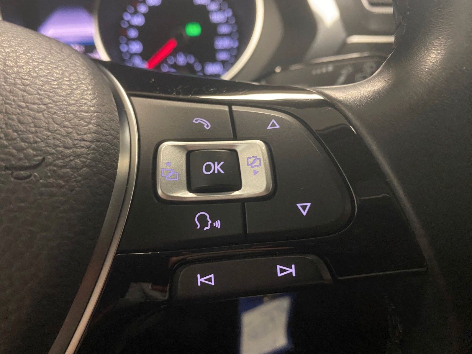 Fahrzeugabbildung Volkswagen Tiguan 2.0 TSI DSG 4MOTION Highline+ACC+DCC+NAVI