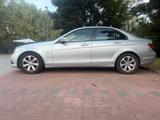 Mercedes-Benz C-Klasse C 180 CGI BlueEfficiency - Mercedes-Benz C 180 mit Benzin-Antrieb: Panorama-Dach, Limousine