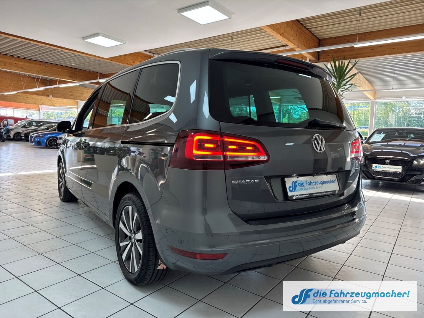 Fahrzeugabbildung Volkswagen Sharan Highline BMT Start-Stopp Sportpaket Stand