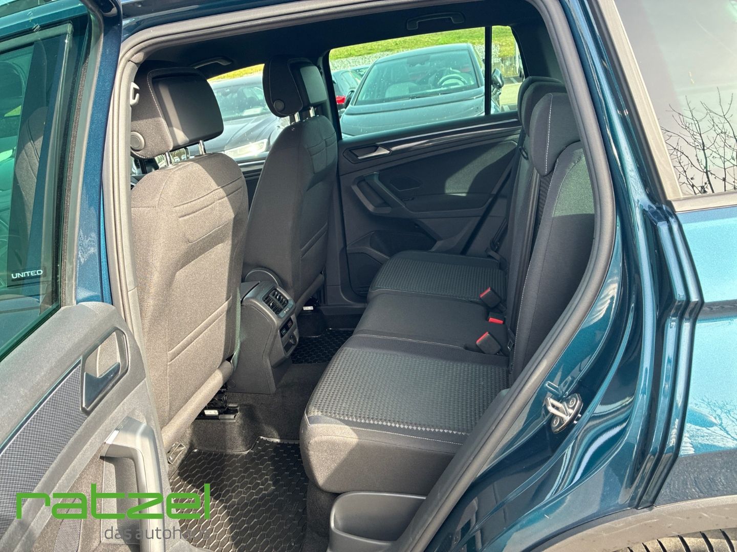 Fahrzeugabbildung Volkswagen Tiguan Life 2.0 TDI DSG Sportpaket Navi Digitale