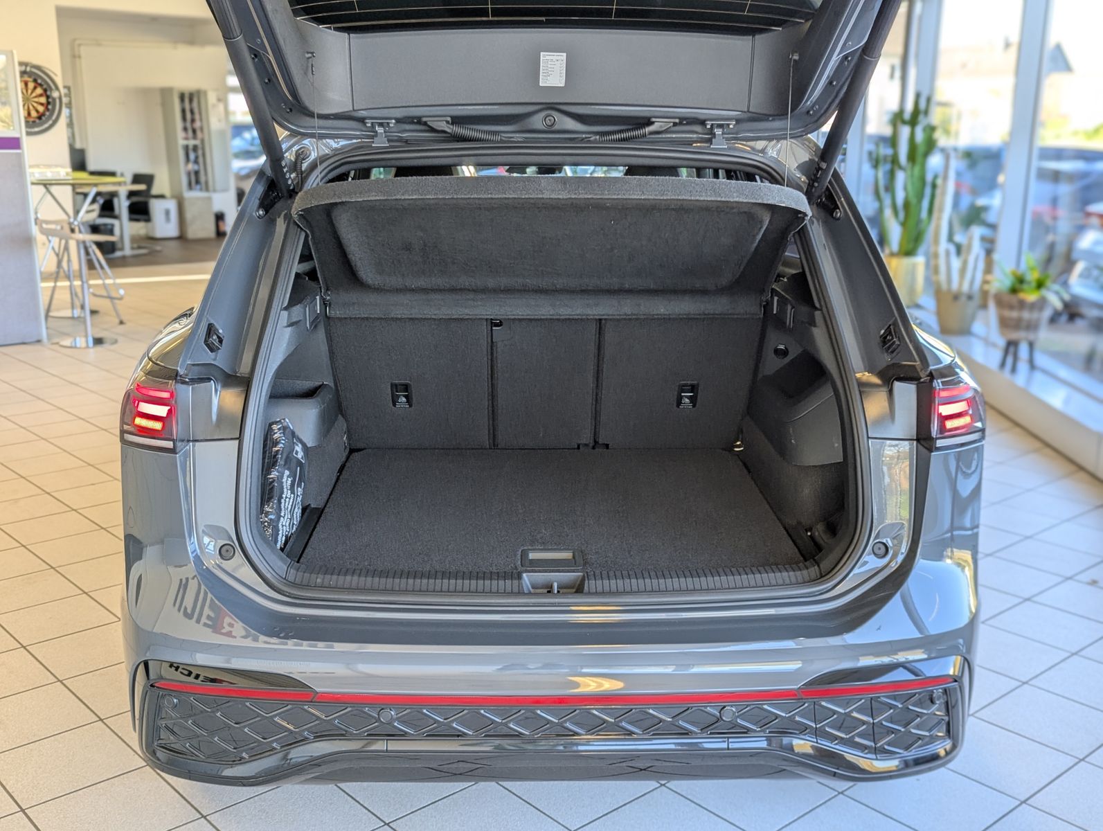 VW Tiguan 2.0TDI R-Line 4M Pano Black AHK Matrix 20 - Image 17