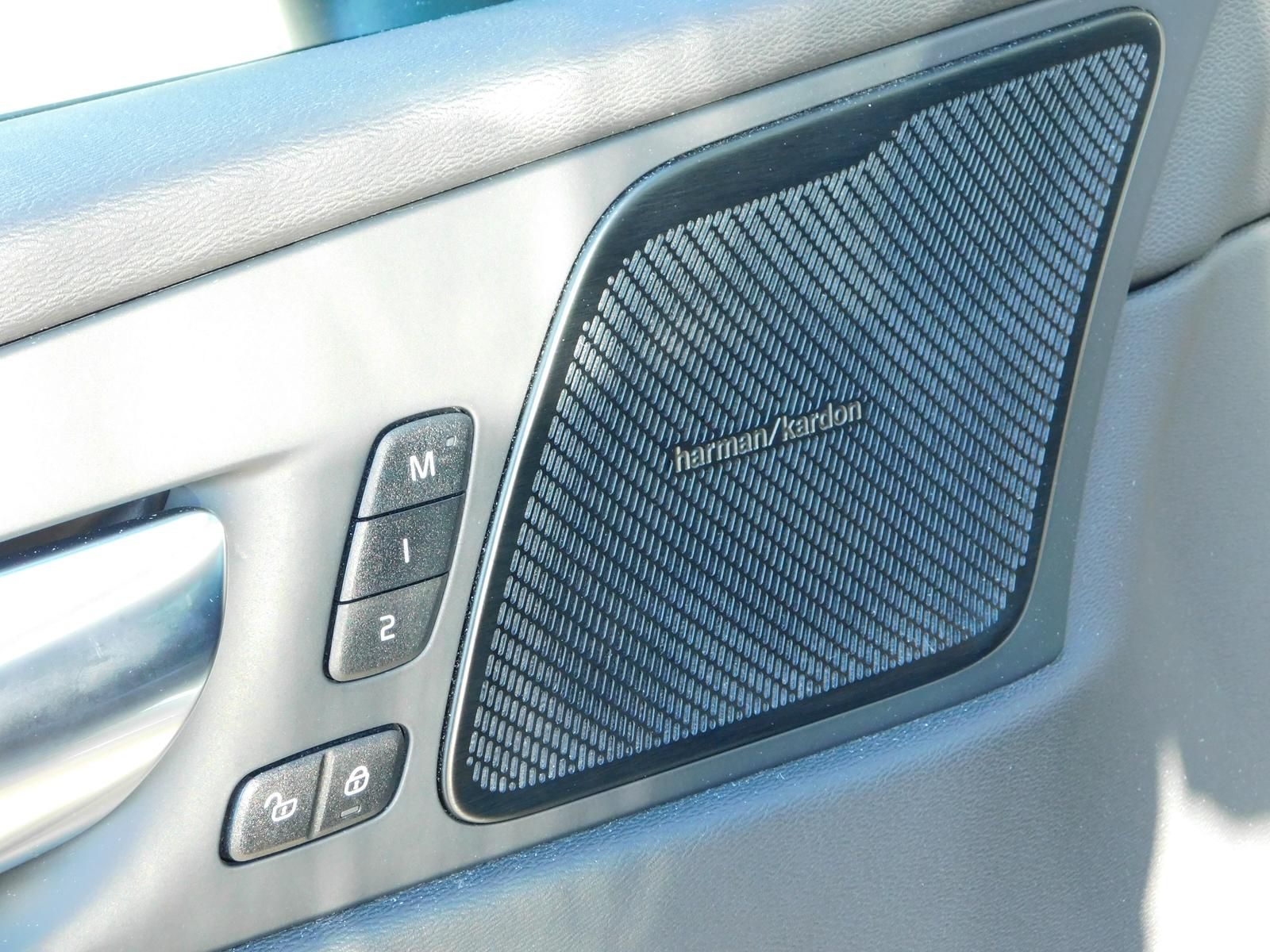 Fahrzeugabbildung Volvo XC60 B4 D AWD Plus Dark