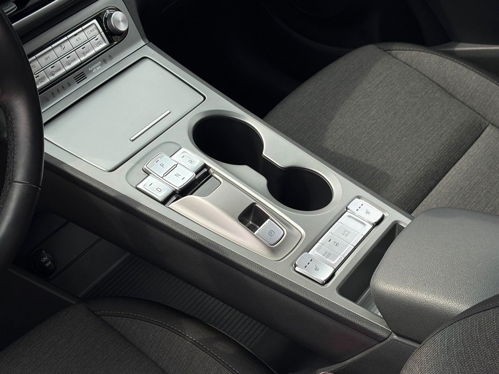 Fahrzeugabbildung Hyundai KONA E Select ACC PDC CAM SHZ LKAS CarPlay