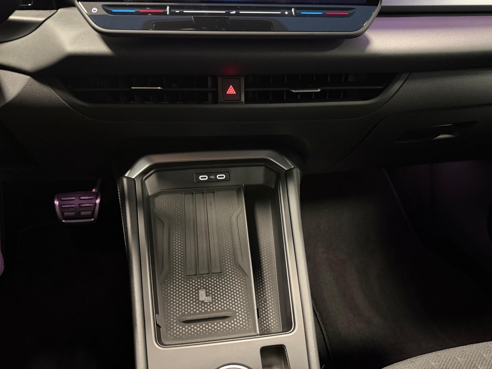 Fahrzeugabbildung Volkswagen T-Roc 1.5 eTSI DSG R-Line+AHK+ACC+TOTWINKEL+RFK+