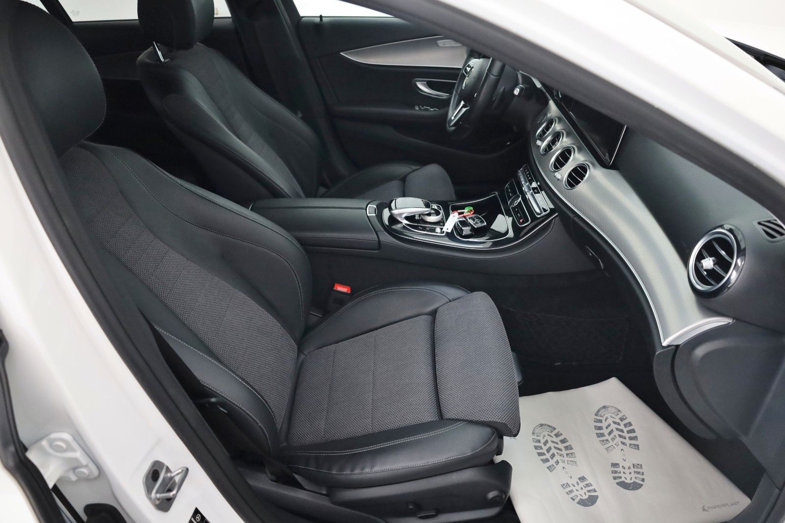 Fahrzeugabbildung Mercedes-Benz E 300de T Avantgarde,Navi,LED,Kamer,SH,AHK,SR+WR