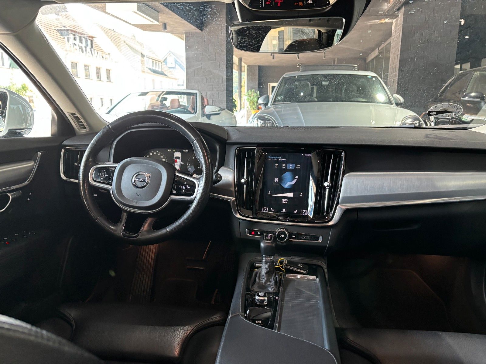 Fahrzeugabbildung Volvo V90 Momentum /KAMERA/PANO/AHK/SHZ/ACC++/LED