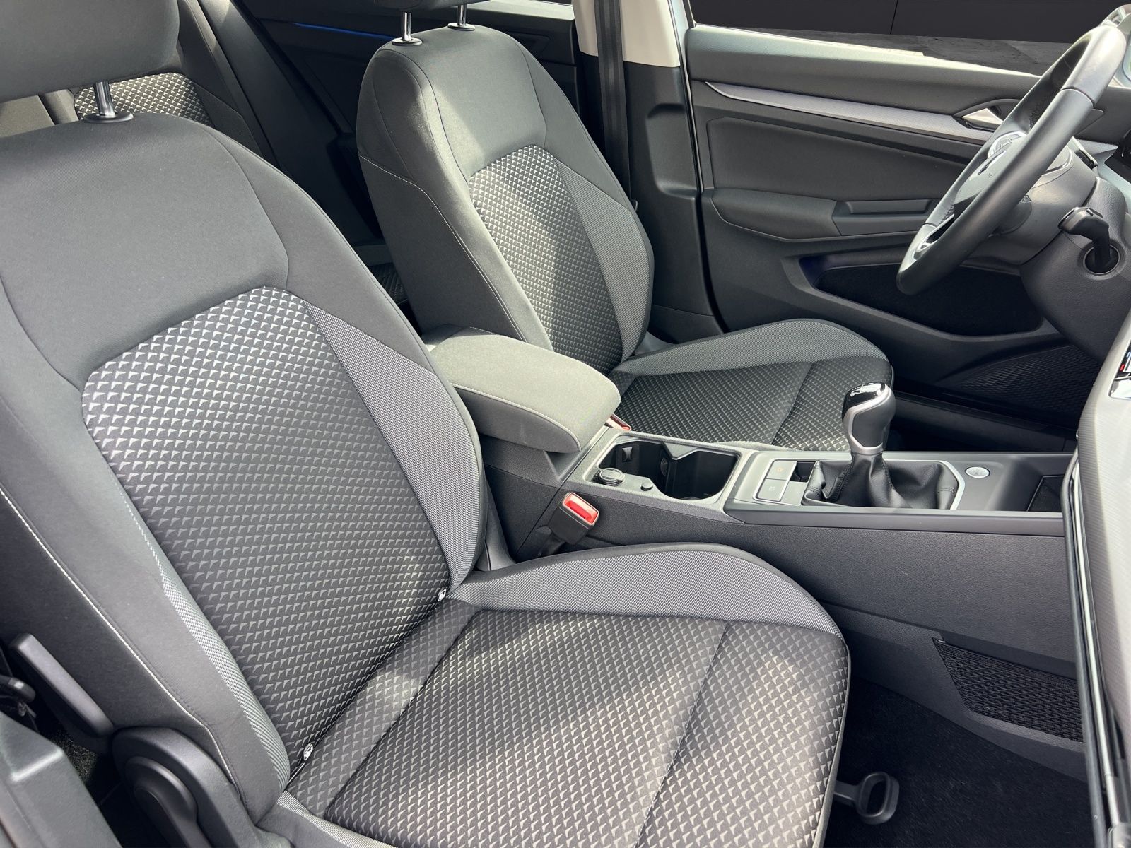 Fahrzeugabbildung Volkswagen Golf VIII TSI Active LED AHK Navi AID ACC RFK SH