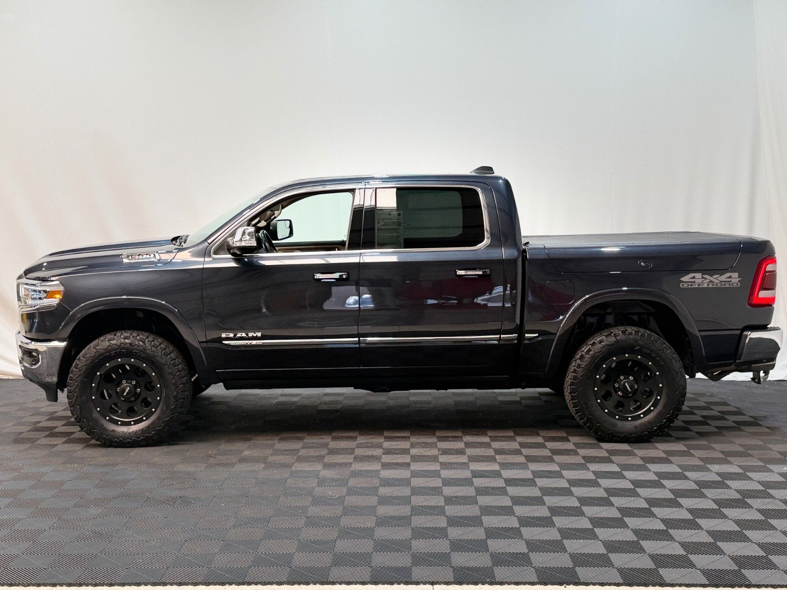 Fahrzeugabbildung Dodge Limited / CREW CAB / 4x4 / Harman Kardon / 360°