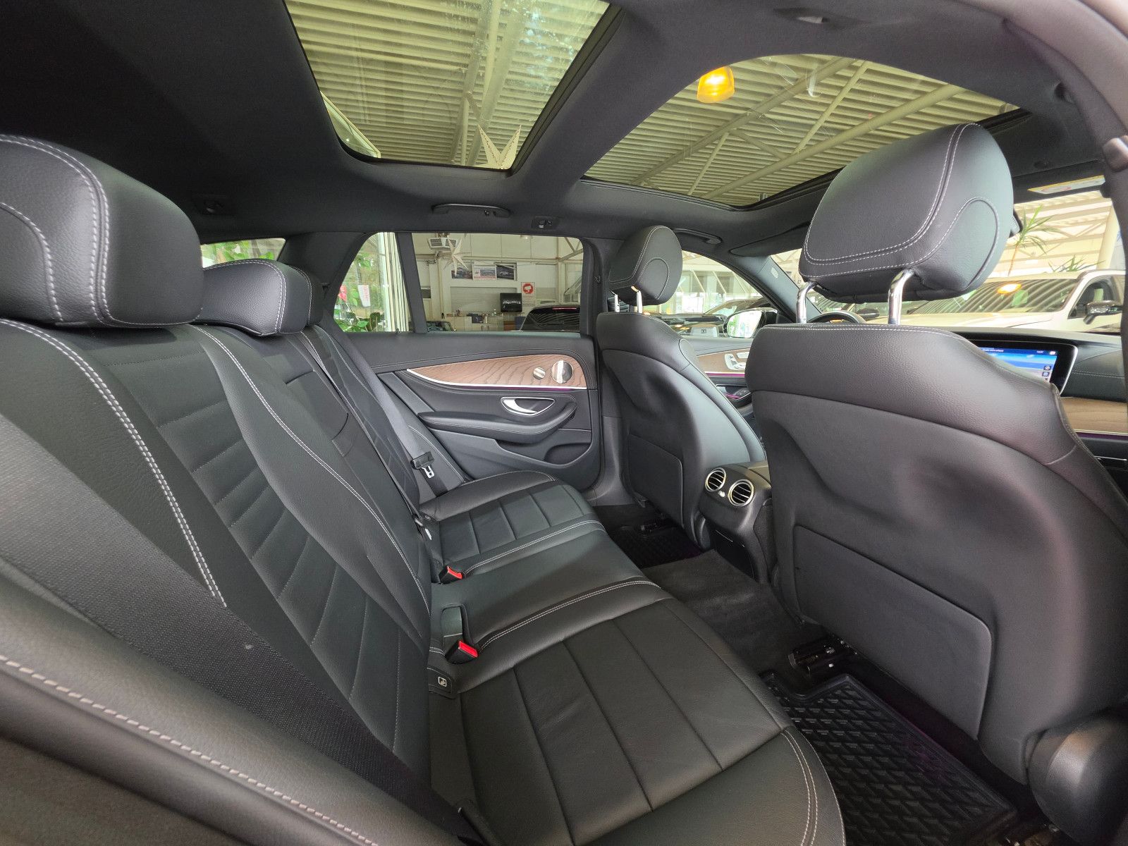 Mercedes-Benz E 220 d 4Matic AMG Line BURMESTER STANDH PANO foto 22