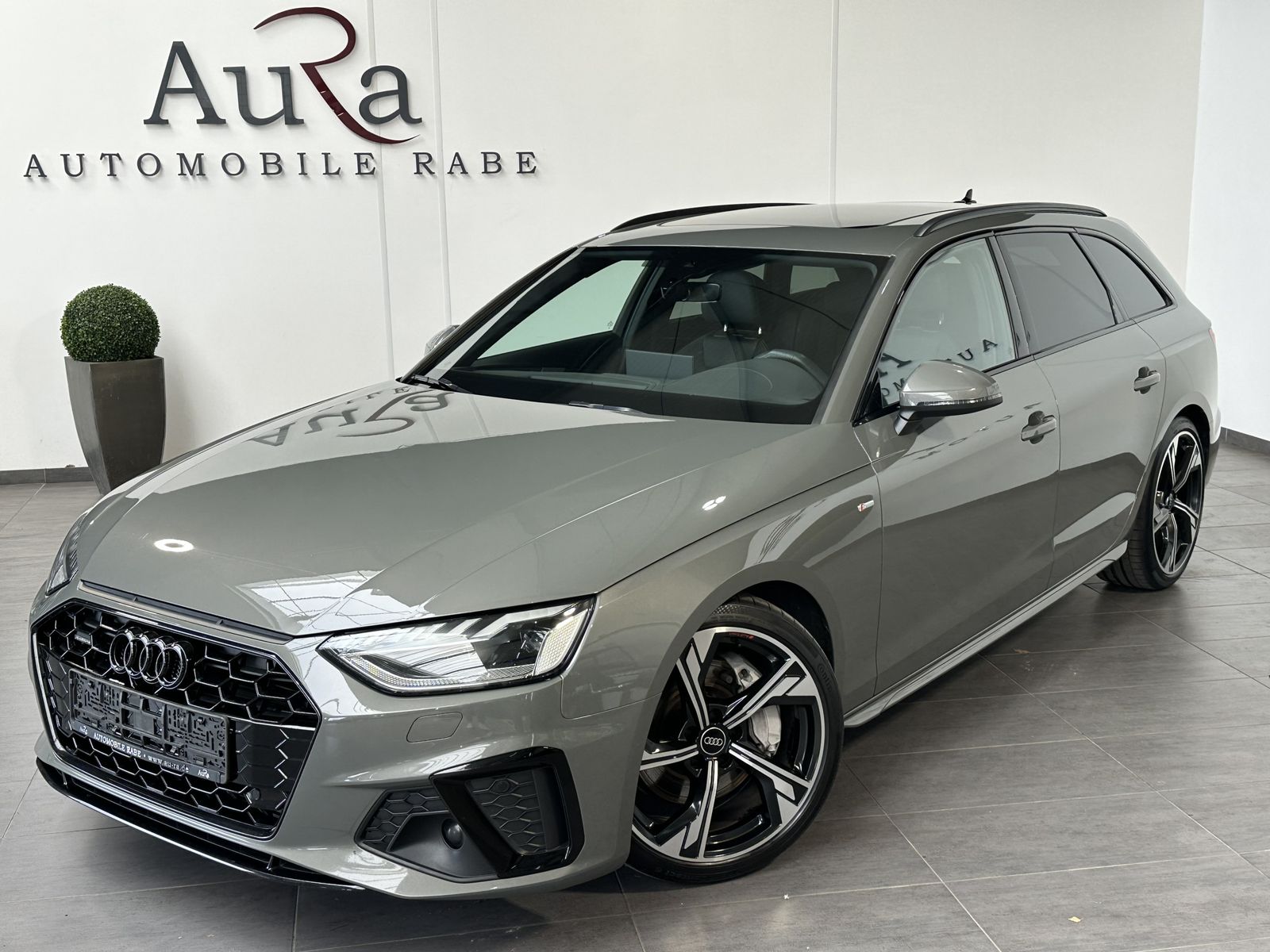 Fahrzeugabbildung Audi A4 Avant 45 TFSI Qu S-Line Black NAV+LED+PANO+VC
