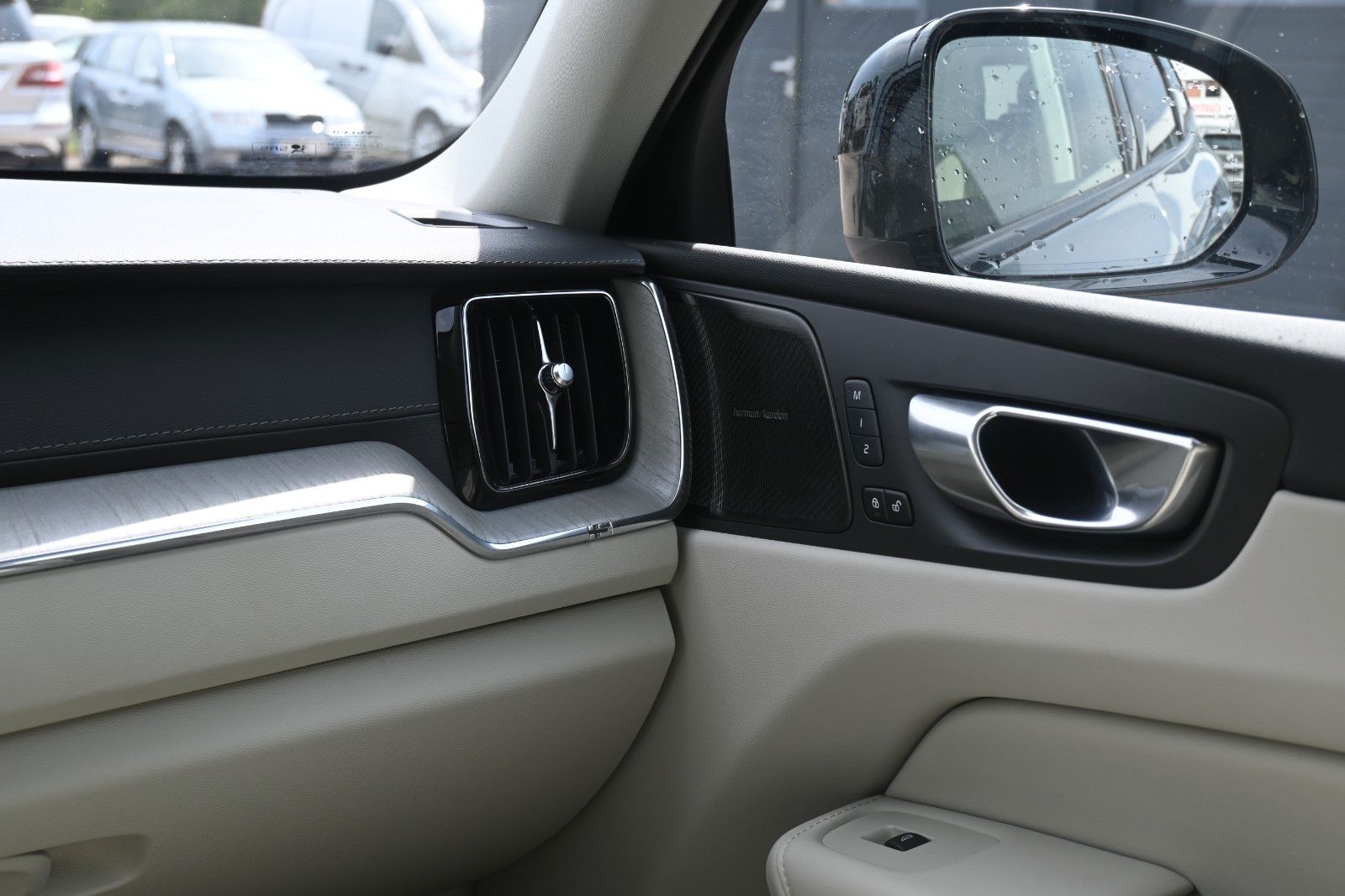 Fahrzeugabbildung Volvo XC60 B5D AWD Ultimate Dark*LED*PANO*STHZ*H&K*360