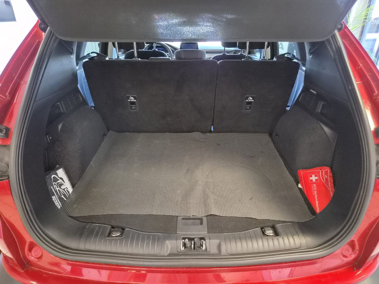 Fahrzeugabbildung Ford Kuga Plug-In Hybrid Titanium / SCHECKHEFT
