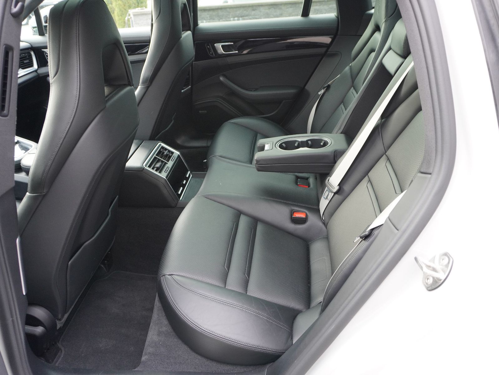 Fahrzeugabbildung Porsche Panamera Sport Turismo 4 E-Hybrid