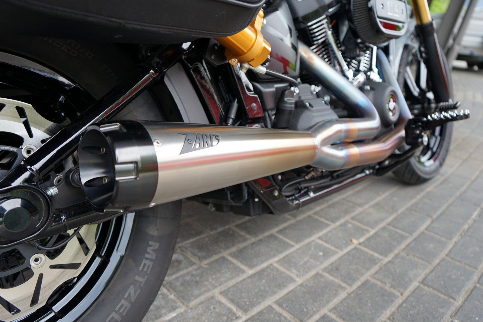 Fahrzeugabbildung Harley-Davidson Softail Street Bob 114 CLUBSTYLE Öhlins Zard DON
