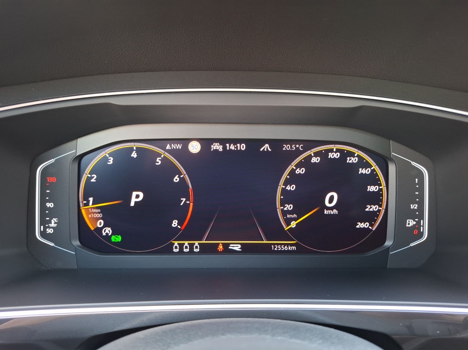Fahrzeugabbildung Volkswagen Tiguan TSI R-Line DSG 4M STH Matrix AHK Navi Pan