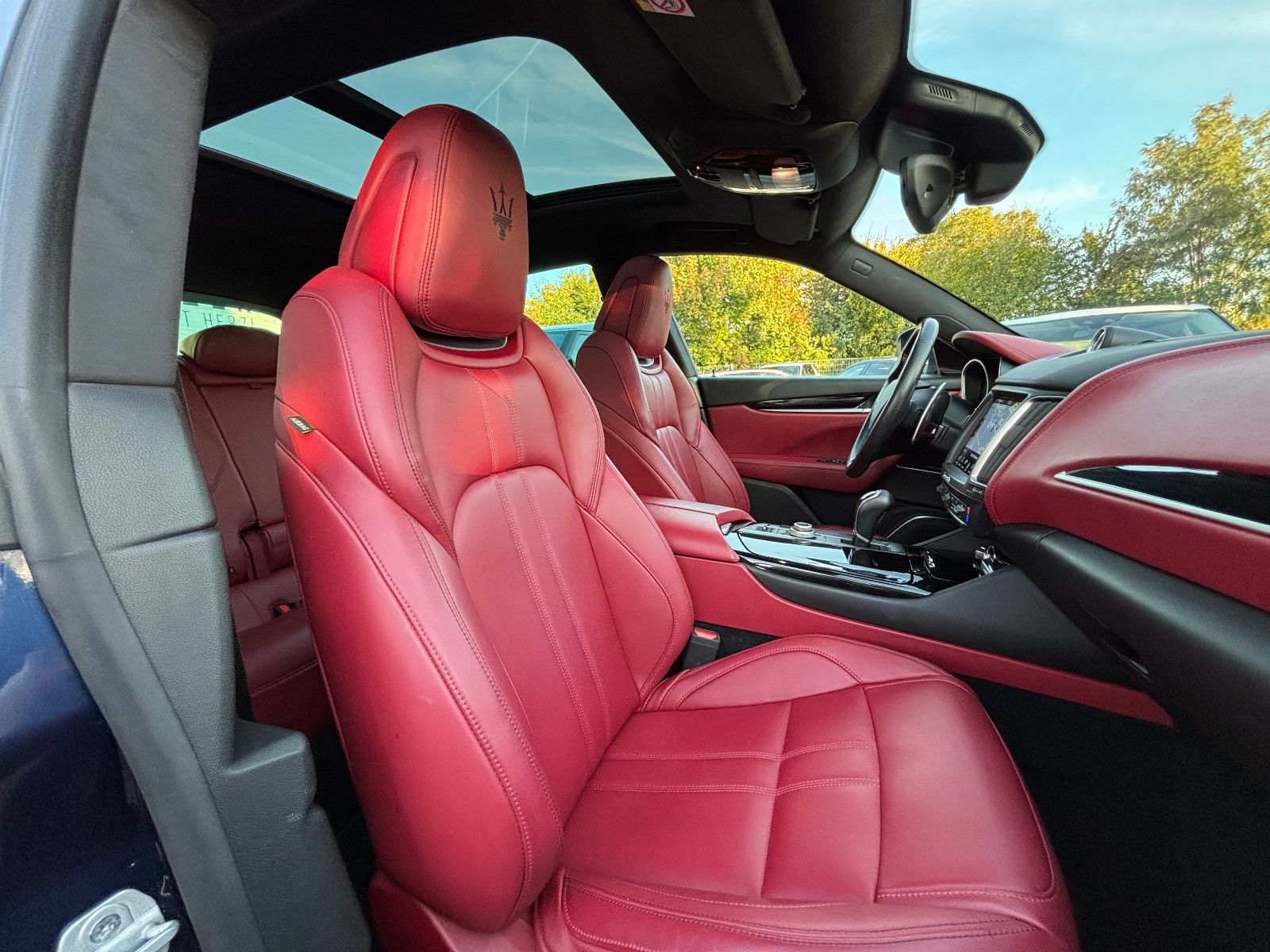 Fahrzeugabbildung Maserati Levante/EXCLUSIVE/RED/360'KAM/PANO/HARMAN-KARDON