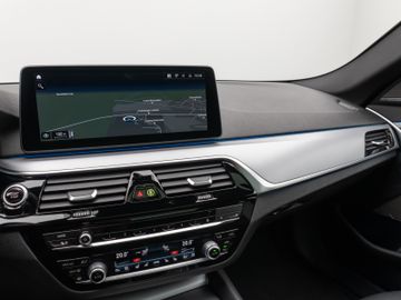 Fahrzeugabbildung BMW 530e Panorama Kamera Laser HUD DAB H/K ACC AHK